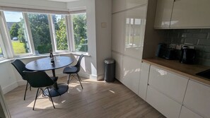 A modern kitchen with a dining area, large windows, and a view of the outdoors. - Large 3BD Duplex, 20Min to Airport (Dublin)