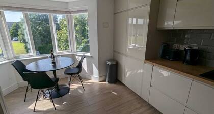 Large, Newly updated 3BD Duplex, 20Min to Airport