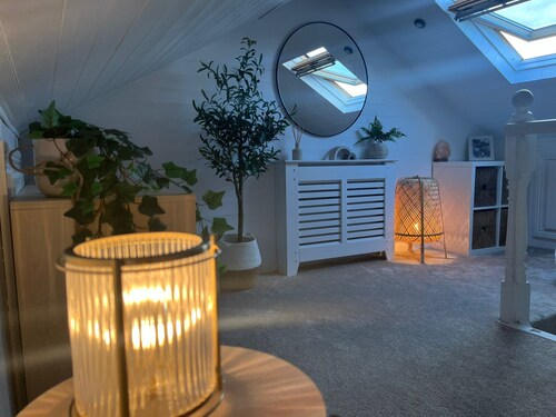 Bright 2BD Family Home with Hidden Zen Den & Garden