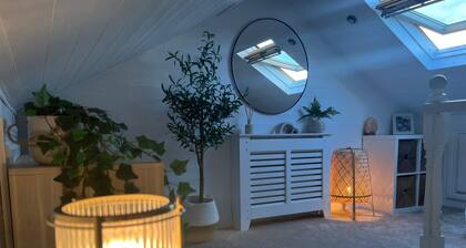 Bright 2BD Family Home with Hidden Zen Den & Garden