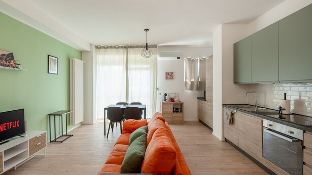 Eine moderne Wohnung mit Wohnzimmer, Essbereich und Küche.