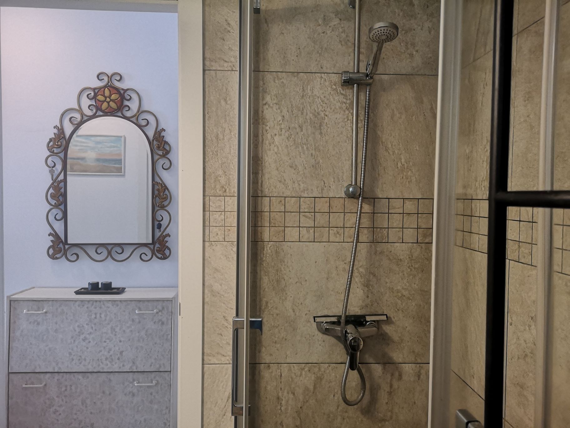 Douche, sèche-cheveux, bidet, serviettes fournies