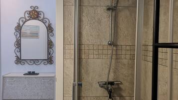 Douche, sĂšche-cheveux, bidet, serviettes fournies