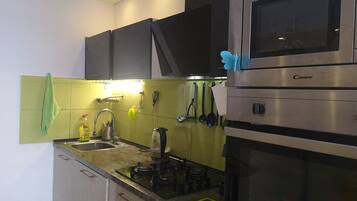 Frigorífico, microondas, horno y placa de cocina