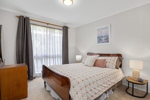 3 bedrooms, iron/ironing board, WiFi - Between Beaches - Family/Pet friendly (Rye)