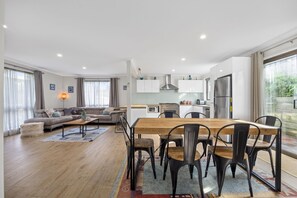 Dining - Between Beaches - Family/Pet friendly (Rye)