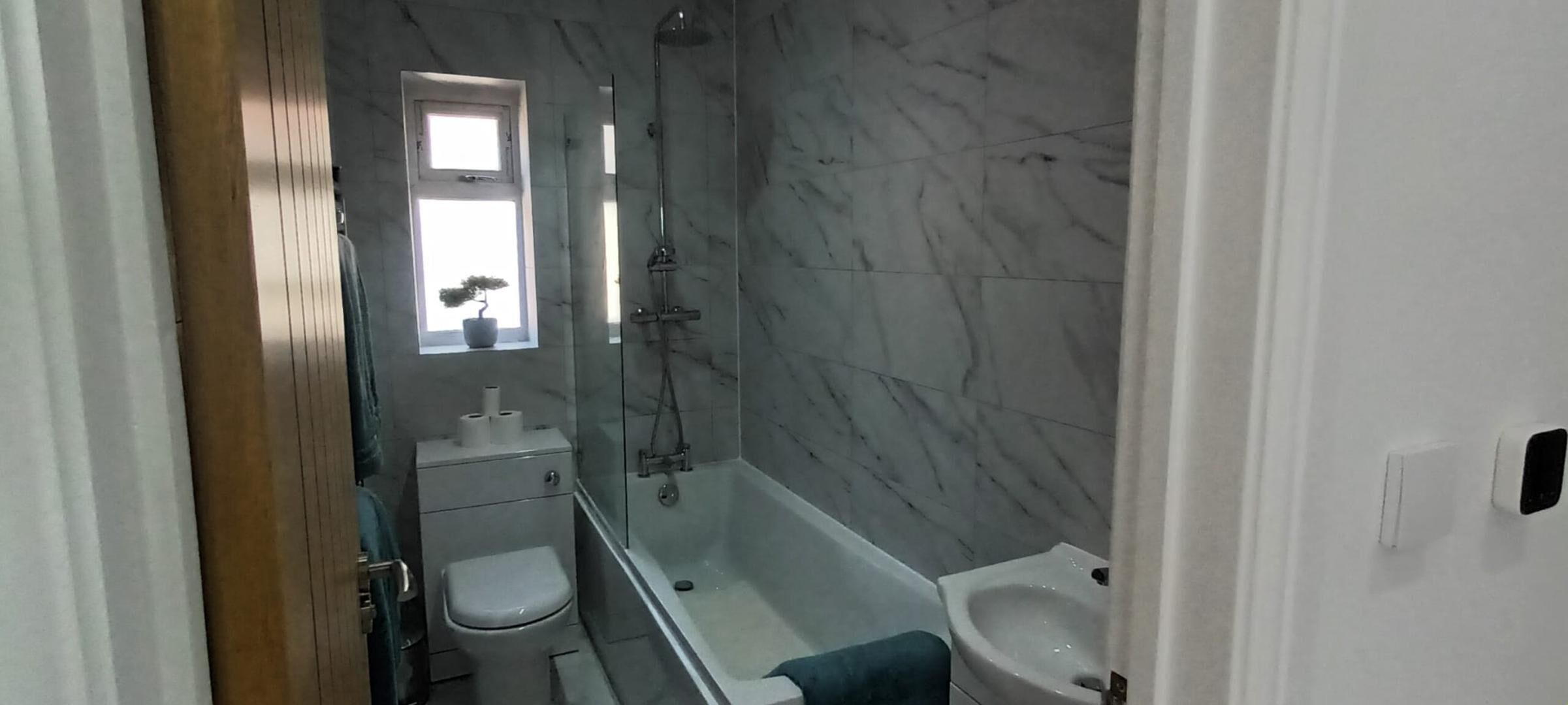 A bathroom with a toilet, bidet, and bathtub.