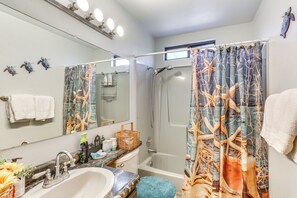 House (3 Bedrooms) | Interior - Hot Tub, Dog-friendly Yard! 3-acre Redding Retreat (Redding)