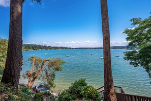 Ein See mit Booten, umgeben von Bäumen und einem klaren Himmel.