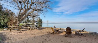 Spacious Family Winter Retreat on Oneida Lake!
