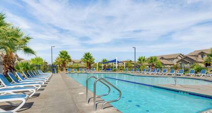 Spacious St George Townhome: Office & Pool Access