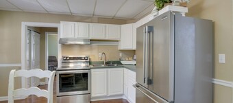 'the Cabernet Cabin' Defiance Home on Katy Trail!