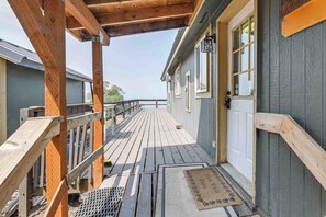 House (2 Bedrooms) | Interior - Lakefront Chiloquin Home w/ Scenic Deck! (Chiloquin)