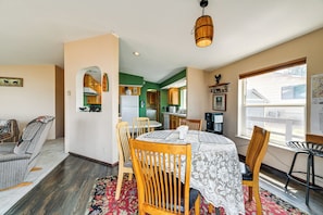 Interior - Lakefront Chiloquin Home w/ Scenic Deck! (Chiloquin)