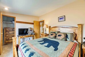 House (2 Bedrooms) | Interior - Lakefront Chiloquin Home w/ Scenic Deck! (Chiloquin)