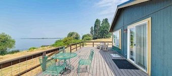 Lakefront Chiloquin Home w/ Scenic Deck!