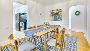 A dining area with a wooden table, blue and white striped rug, and wooden chairs. - 'dogwood Cottage' w/ Fireplace: 1 Mi to University (High Point)