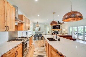 House (5 Bedrooms) | Interior