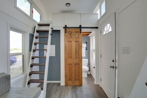 Apartment (0 Bedroom) | Interior - 'the Chardonnay Chalet' Defiance Studio Trail! (Defiance)