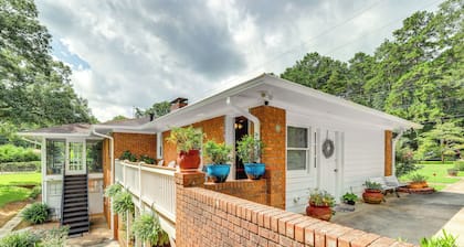 Charming Studio ~ 5 Mi to Stone Mountain Park
