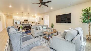 Casa (3 Bedrooms) | Área de sala de estar | Televisión, consola de videojuegos y tenis de mesa