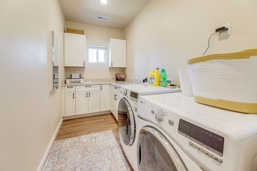 Family-friendly Florence Home: 3 Mi to the Coast!