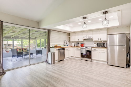 18 Mi to Dtwn Atlanta: Pet-friendly Home w/ Yard!