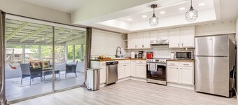 18 Mi to Dtwn Atlanta: Pet-friendly Home w/ Yard!