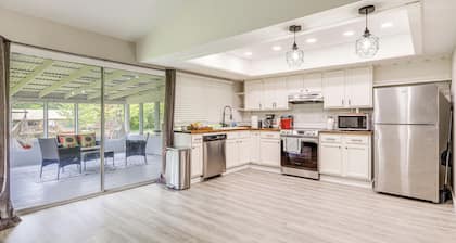 18 Mi to Dtwn Atlanta: Pet-friendly Home w/ Yard!