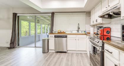 18 Mi to Dtwn Atlanta: Pet-friendly Home w/ Yard!