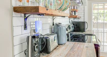 1 Mi to Beach: Colorful Cottage in Galveston!