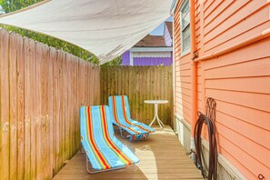 Cottage (1 Bedroom) | Interior - 1 Mi to Beach: Colorful Cottage in Galveston! (Galveston)