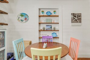 Cottage (1 Bedroom) | Interior - 1 Mi to Beach: Colorful Cottage in Galveston! (Galveston)