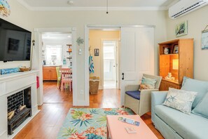 Cottage (1 Bedroom) | Interior - 1 Mi to Beach: Colorful Cottage in Galveston! (Galveston)