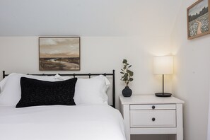 6 slaapkamers, een bureau, een strijkplank/strijkijzer, reisbedje