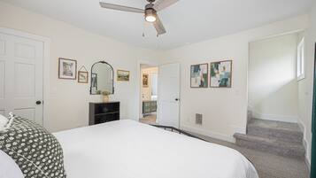 6 bedrooms, desk, iron/ironing board, free WiFi
