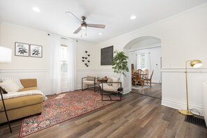 Een smart-tv en een open haard