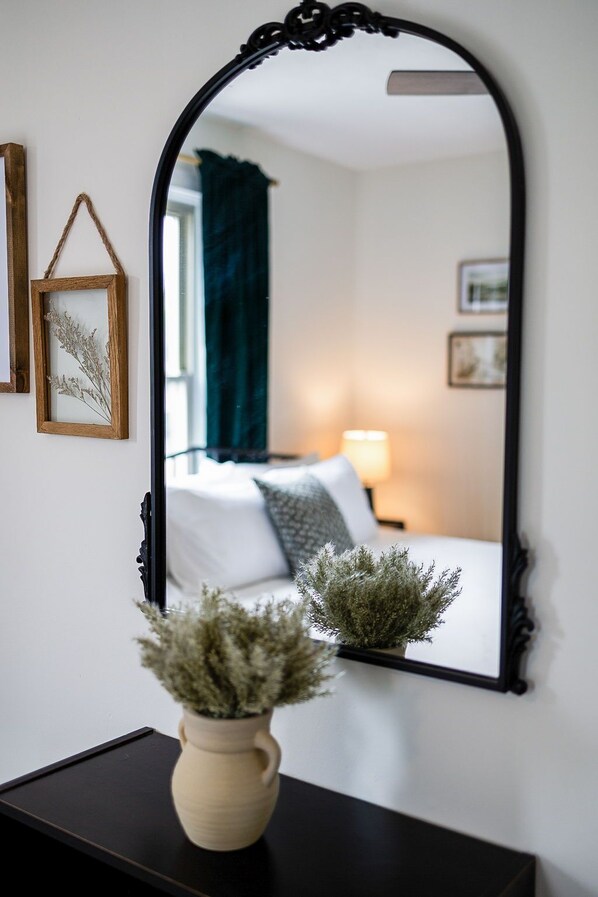 6 slaapkamers, een bureau, een strijkplank/strijkijzer, gratis wifi