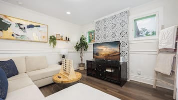 Una Smart TV, una chimenea