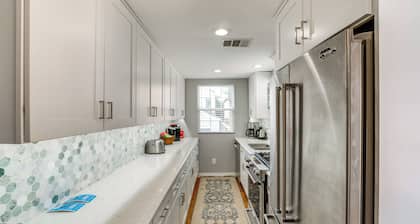 Walk to Stadium: University Park Gem!