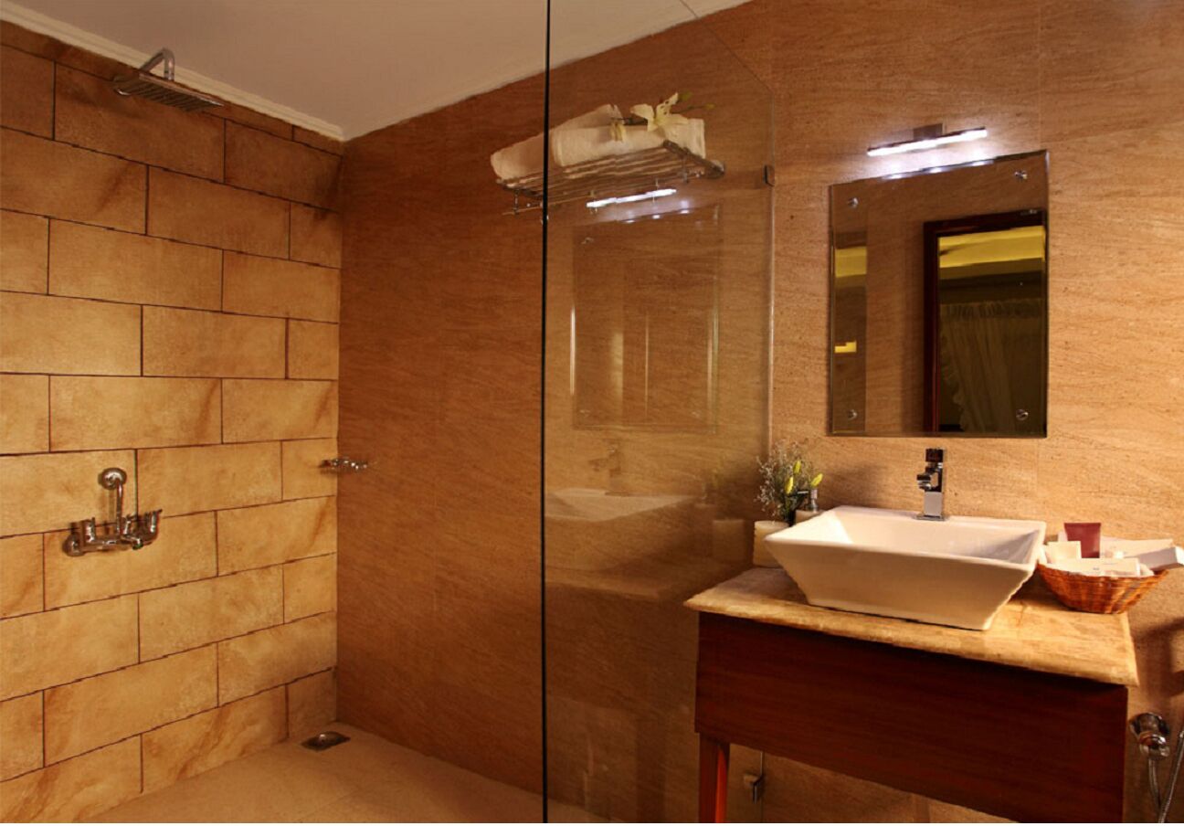 Een douche, een haardroger, een bidet, handdoeken