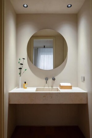 Dusj, hårføner, håndklær og såpe