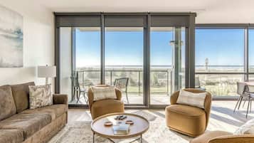 Téléviseur, foyer, lecteur de DVD, bureau