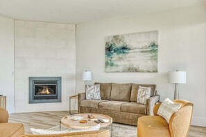 TV, fireplace, DVD player, offices - Sand & Sea (104) Lewis & Clark -Lux Oceanfront Pool (Seaside)