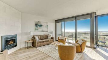 Téléviseur, foyer, lecteur de DVD, bureau