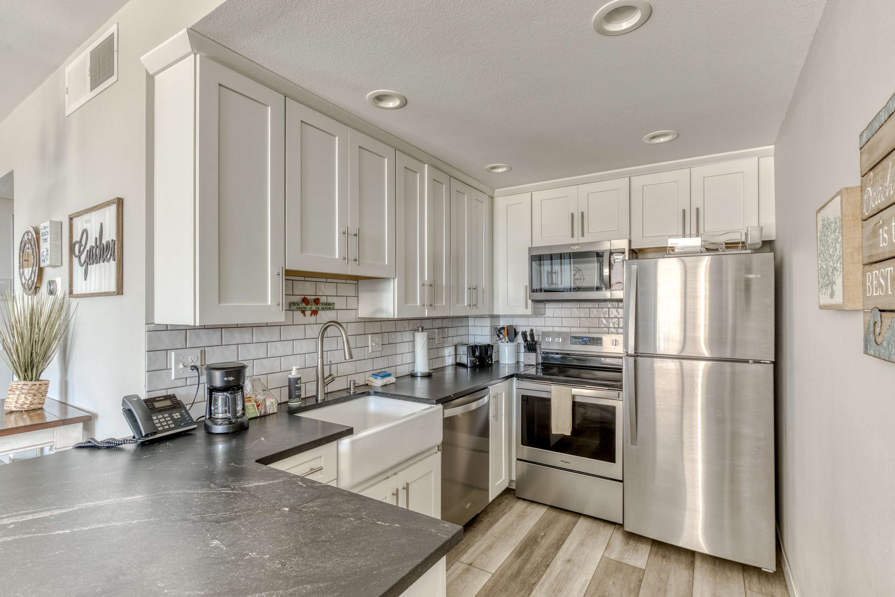 Kylskåp, mikrovågsugn, ugn och spishäll