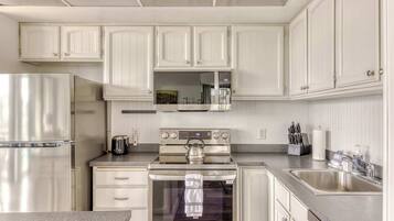 Kylskåp, mikrovågsugn, ugn och spishäll