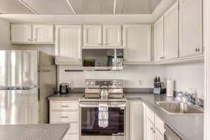 冷蔵庫、電子レンジ、オーブン、コンロ