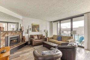 Télévision, cheminée, lecteur de DVD, espaces bureaux