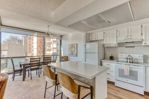 Kjøleskap, mikrobølgeovn, ovn og kokeplater